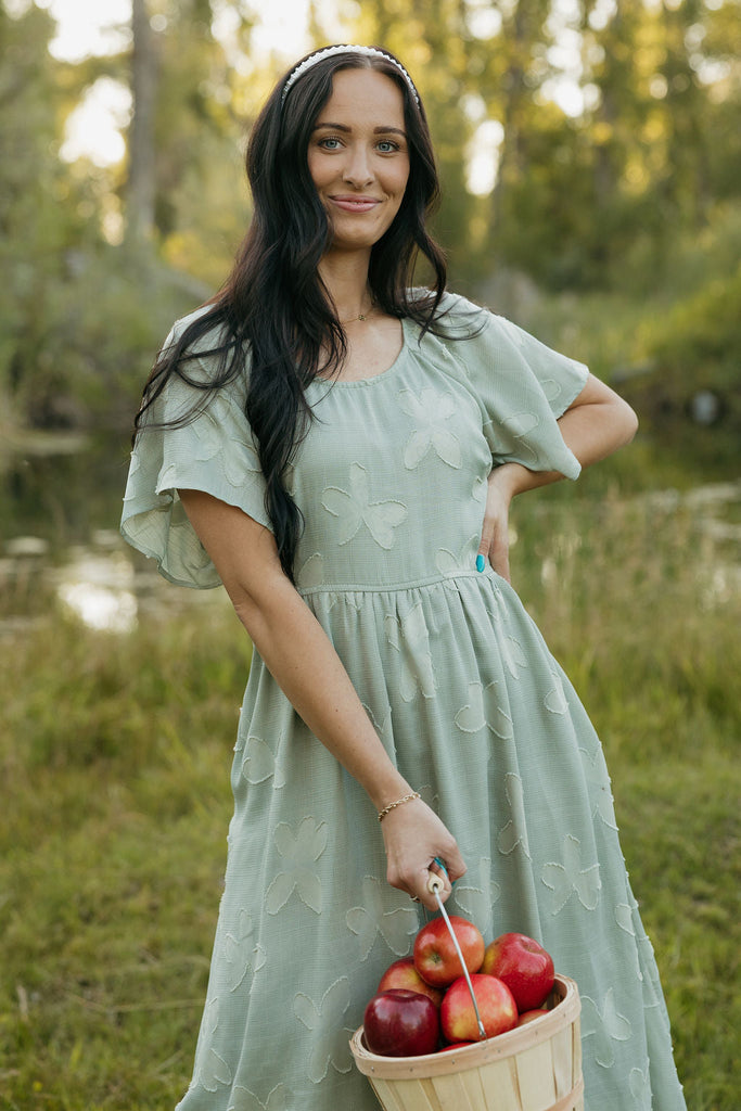 Layering 101: How to Style Outfits for Chilly Mornings & Warm Afternoons